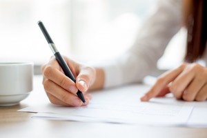 hand-businesswoman-writing-paper