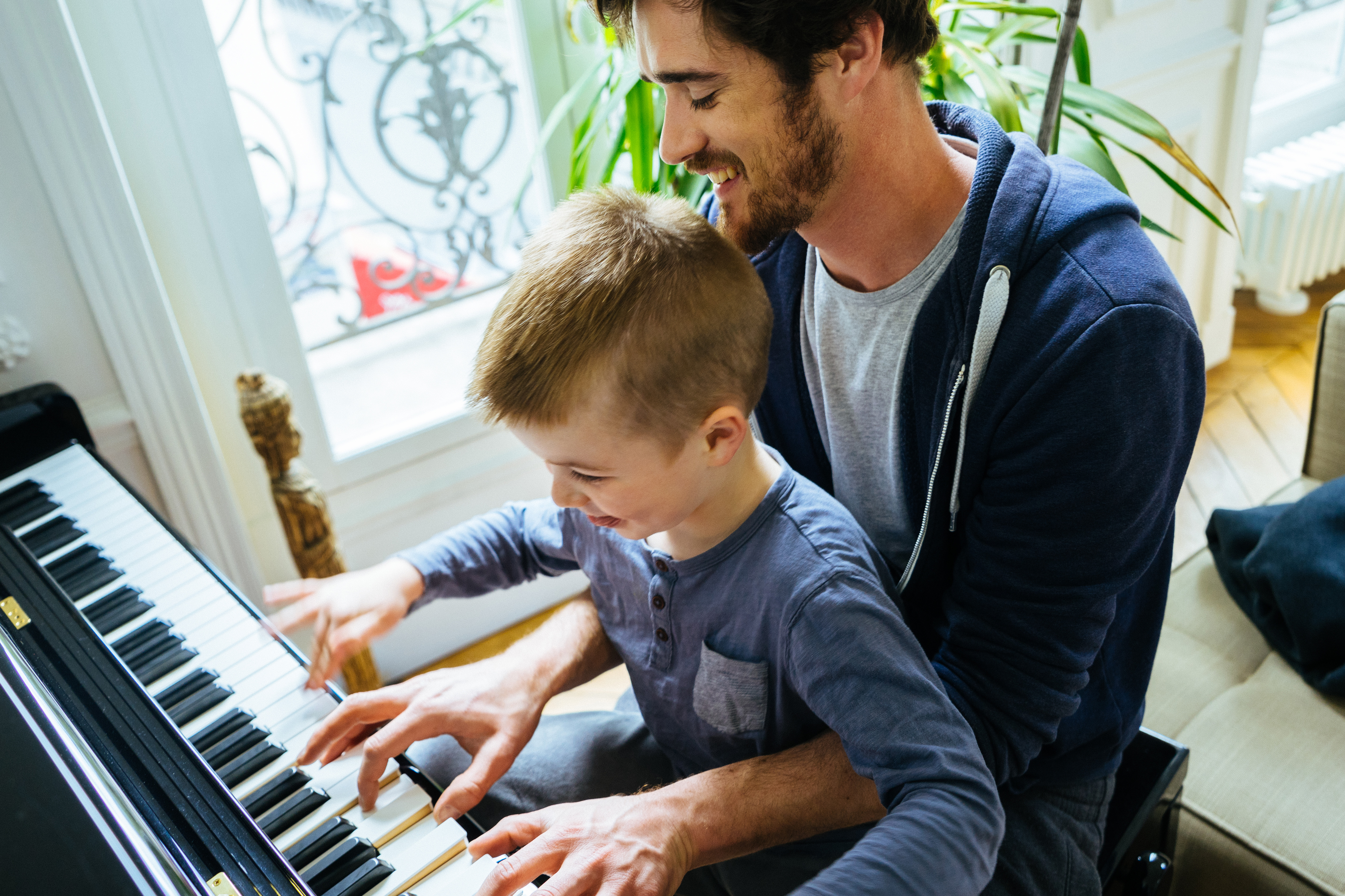 Отец и сын музыка. Папа с сыном за пианино. Отцу музыканту. Фотосессии пианино папа и сын. Отец и сын музыканты.
