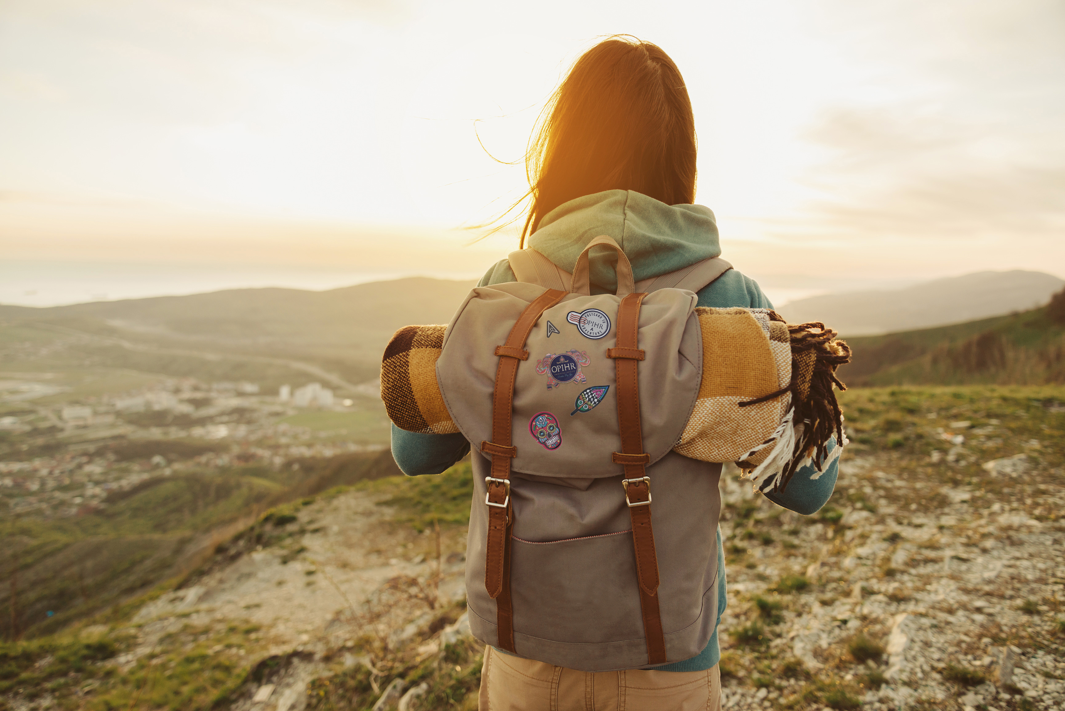 Мне нравится путешествовать. Рюкзак для путешествий. Девушка с рюкзаком. Человек с рюкзаком. Девушка с рюкзаком в горах.