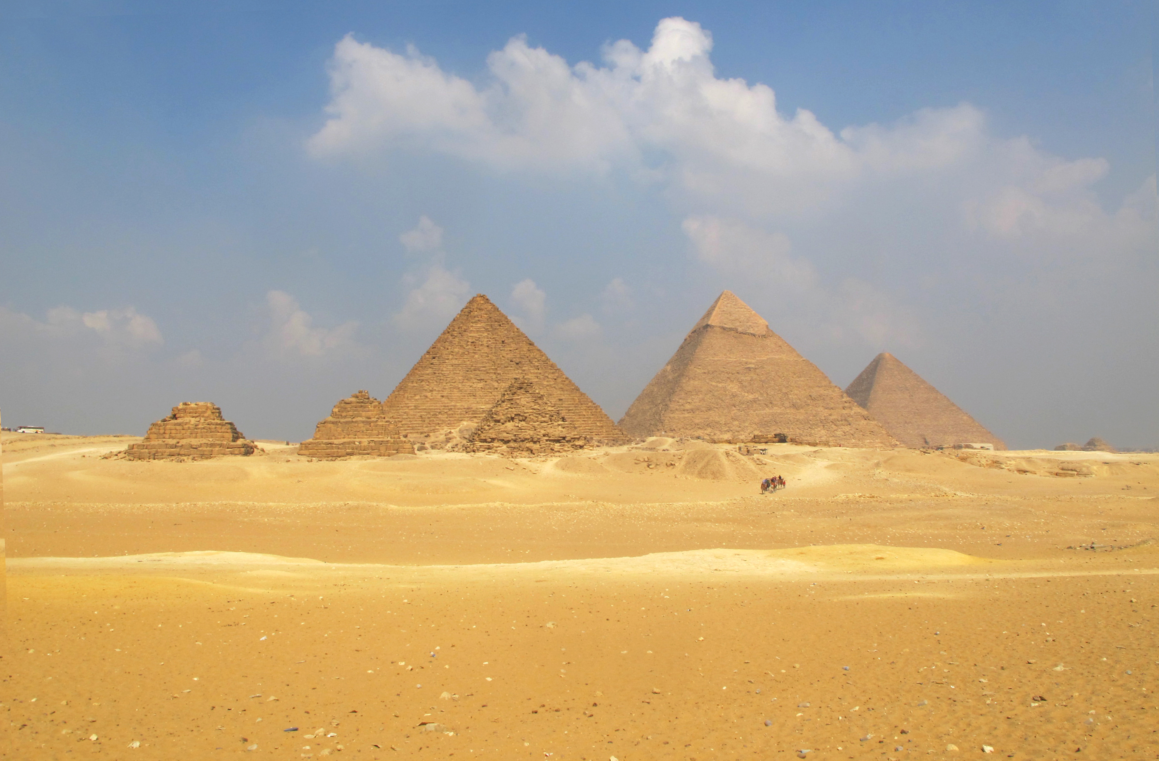 Египет. Египет египетские пирамиды. Три пирамиды на плато Гиза Египта. Египет пирамиды Нил.