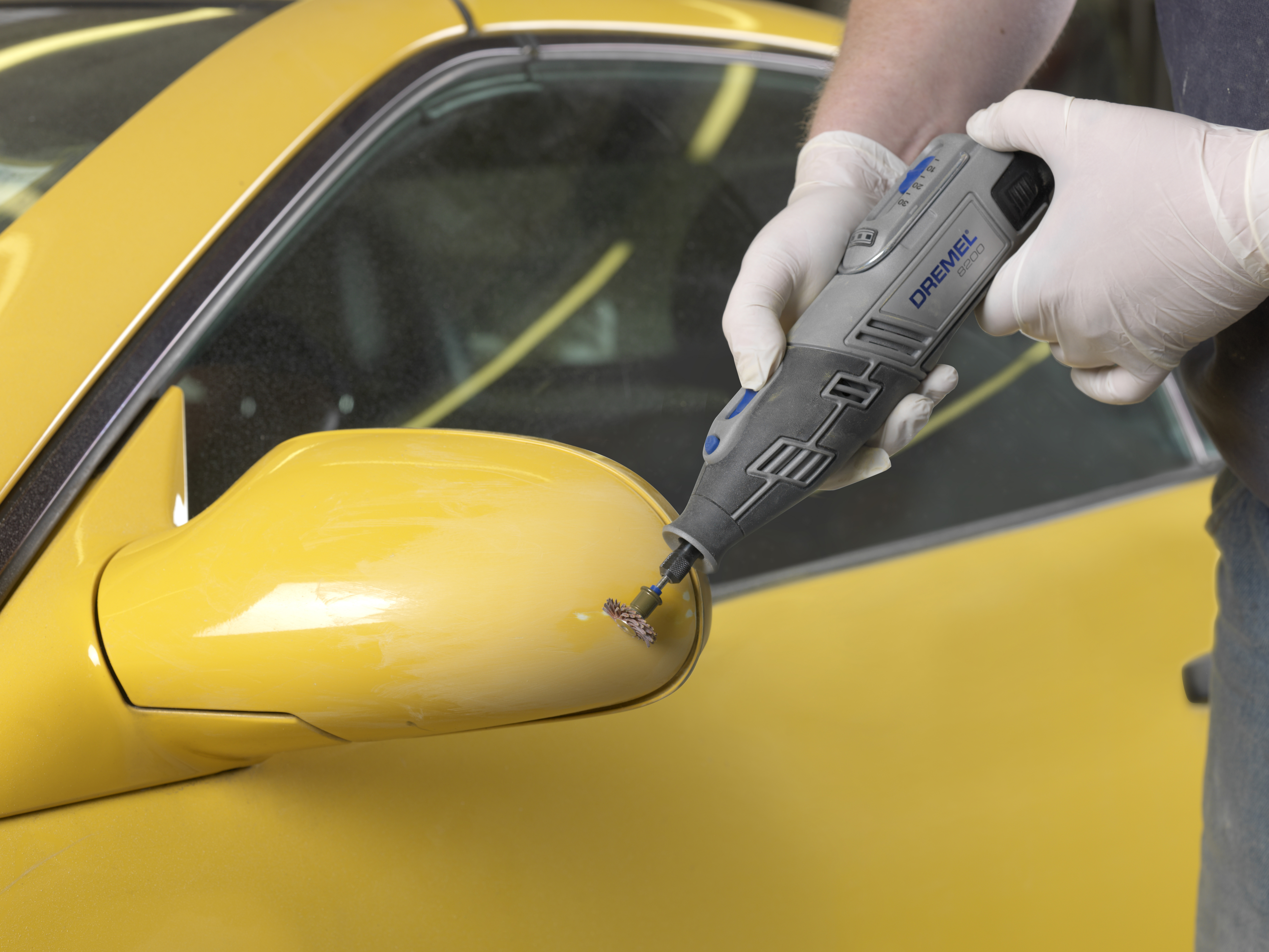 убрать царапины с зеркала шкафа