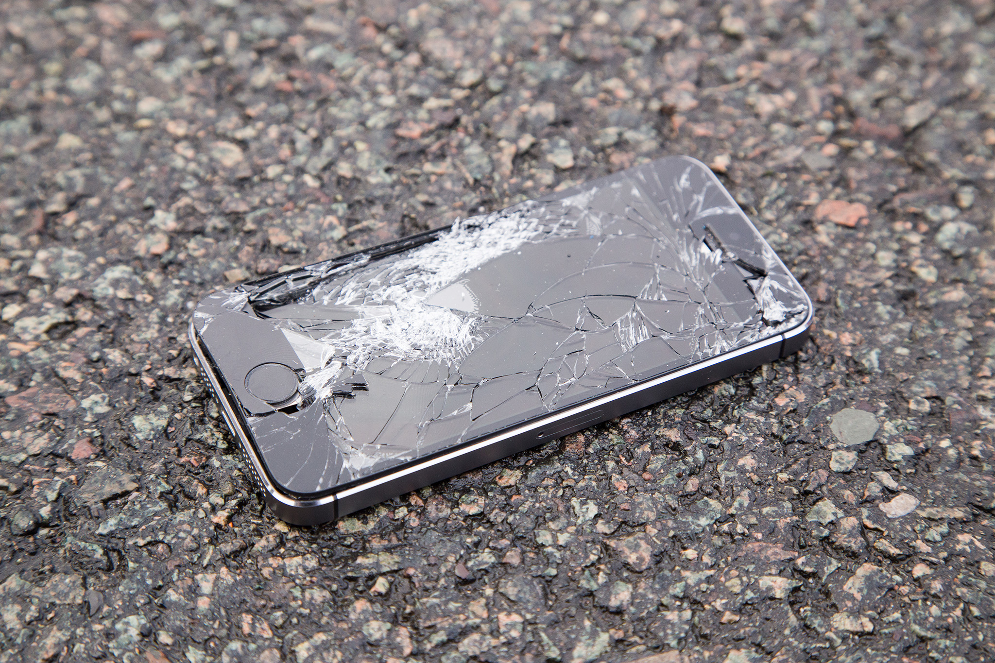 Почему телефон разбит. Разбитые айфоны. Сломанный айфон. Разбитые телефоны. Смартфон разбит.