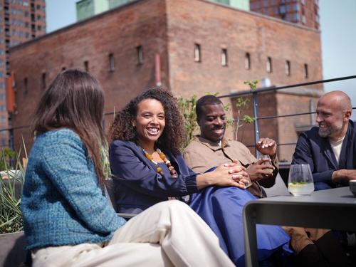 Oticon_Zeal_Hero1_Rooftop