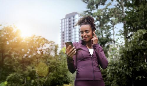 Oticon_Zeal_Hero1_Yoga_Connectivity