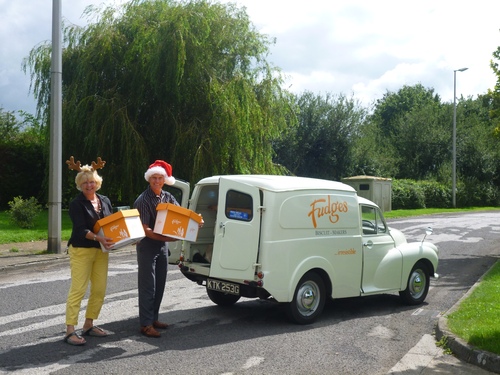 Steve & Sue Fudge unload Morris Minor