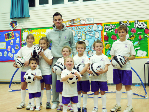 Lee Hendrie with youngsters at FootieBug
